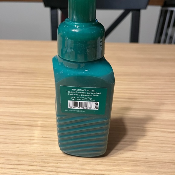 Bath & Body Works Gentle Foaming Hand Soap. Christmas Coconut Brittle. - Picture 3 of 3